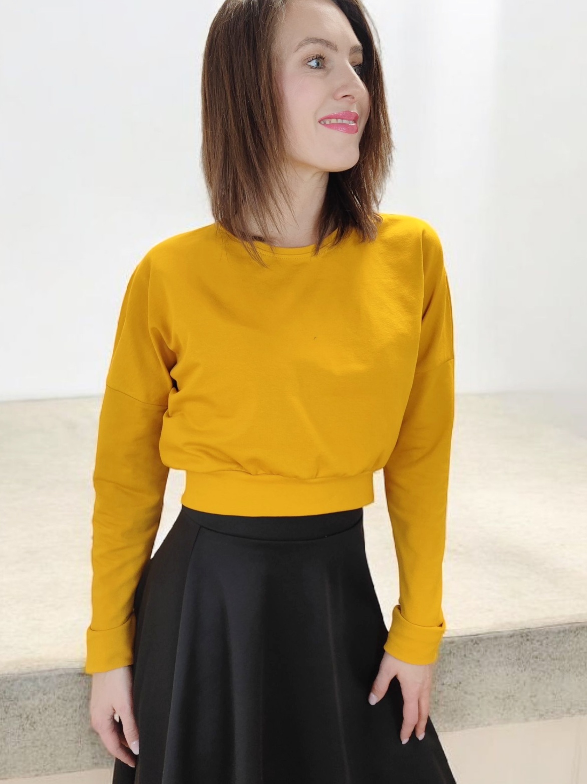 midi sukně outfit s mikinou